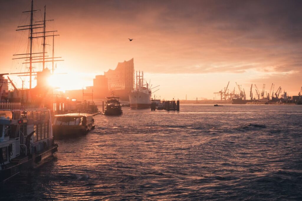 Hafenrundfahrt Hamburg mit Blick auf die Elbphilharmonie
