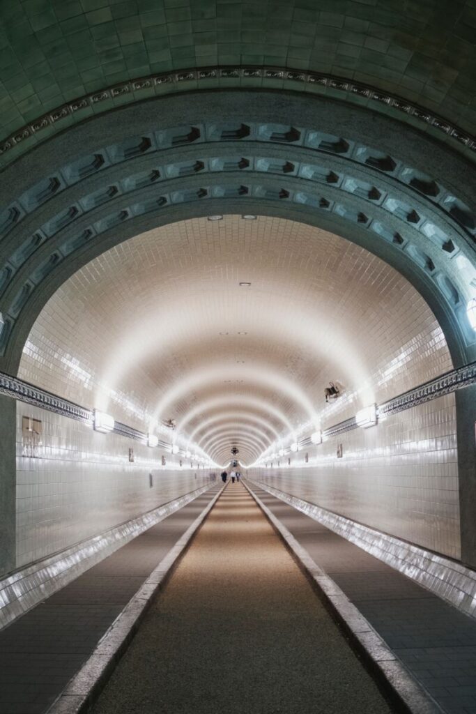 Der Alte Elbtunnel startet bei den Landungsbrücken