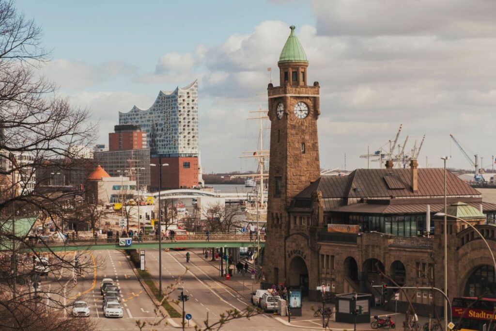 St. Pauli Landungsbrücken mit dem Pegelturm