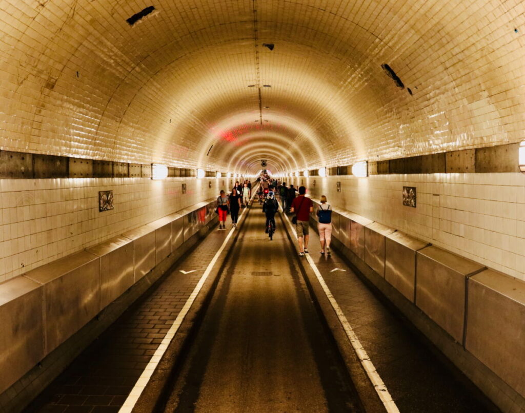 Alter Elbtunnel, unterirdische Sehenswürdigkeit in Hamburg, Foto: Sid Saxena, Unsplash - auch Titelbild