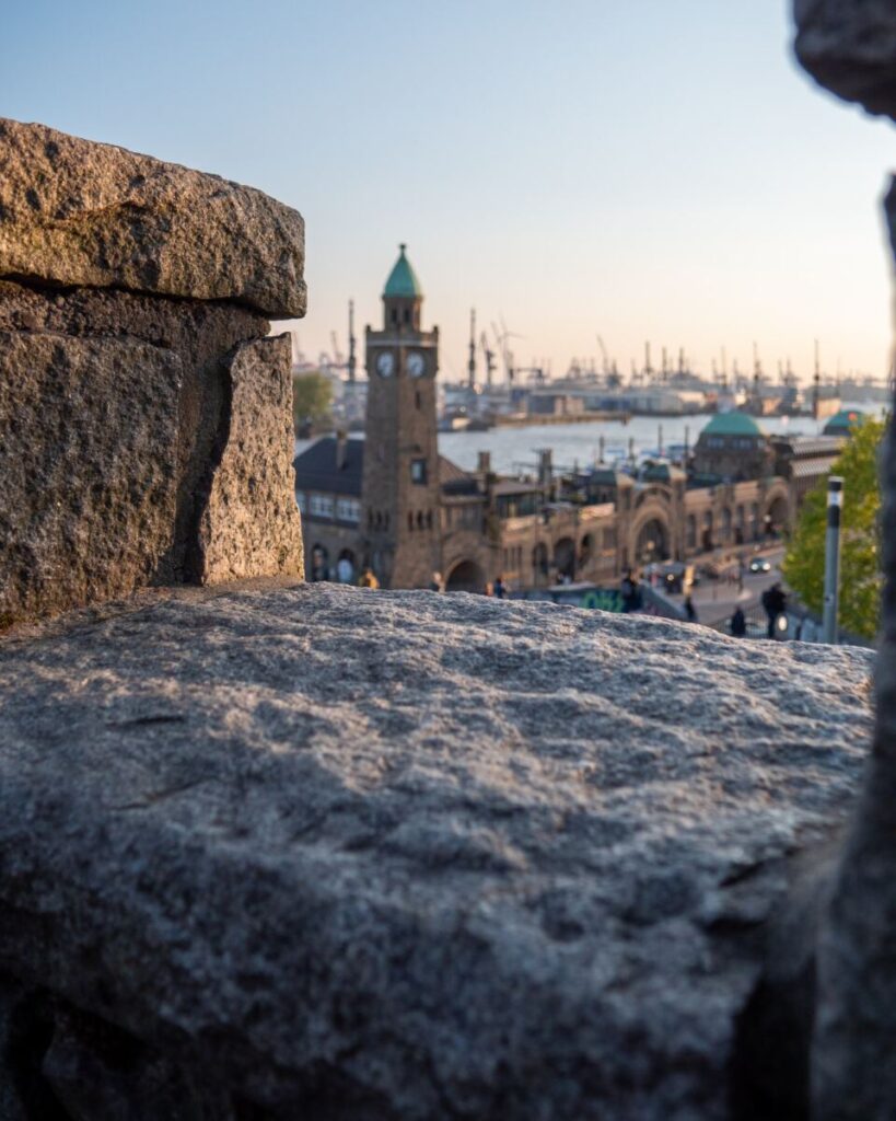 Ausblick vom Stintfang auf die Landungsbrücken Hamburg samt Pegelturm, Foto: Justin Buchholz, Unsplash