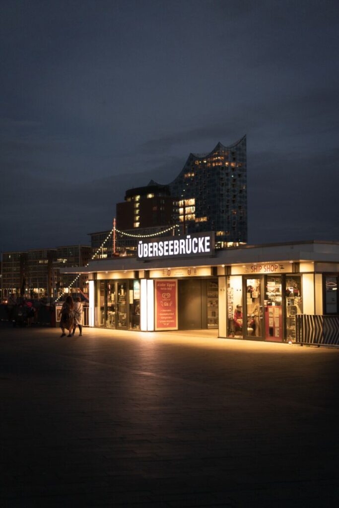 Überseebrücke Hamburg bei Nacht