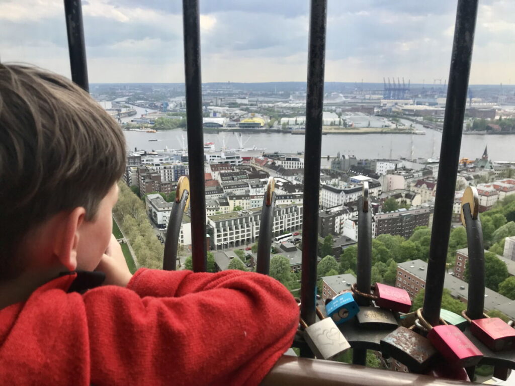 453 Stufen führen hier heraus zu diesem Ausblick über Hamburg