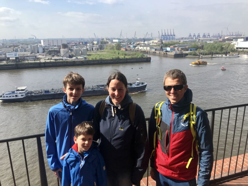 Aussichtspunkt Hamburg - das ist der Blick von der Elbphilharmonie Plaza auf die Elbe