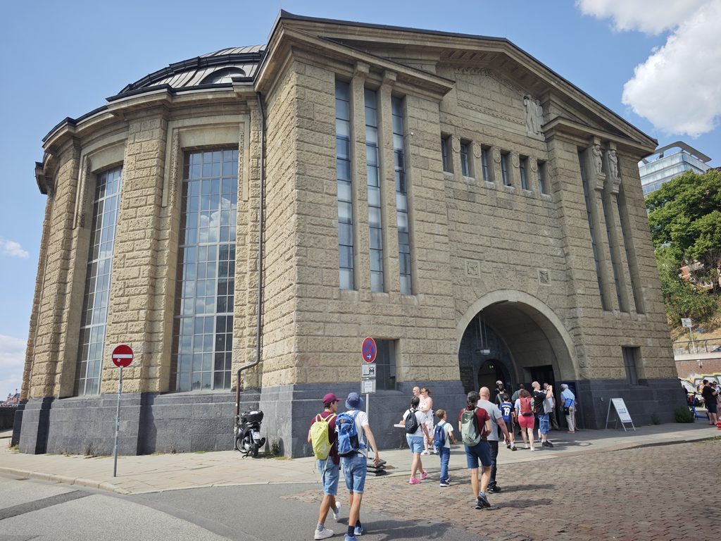 Eingang Alter Elbtunnel bei den Landungsbrücken St. Pauli