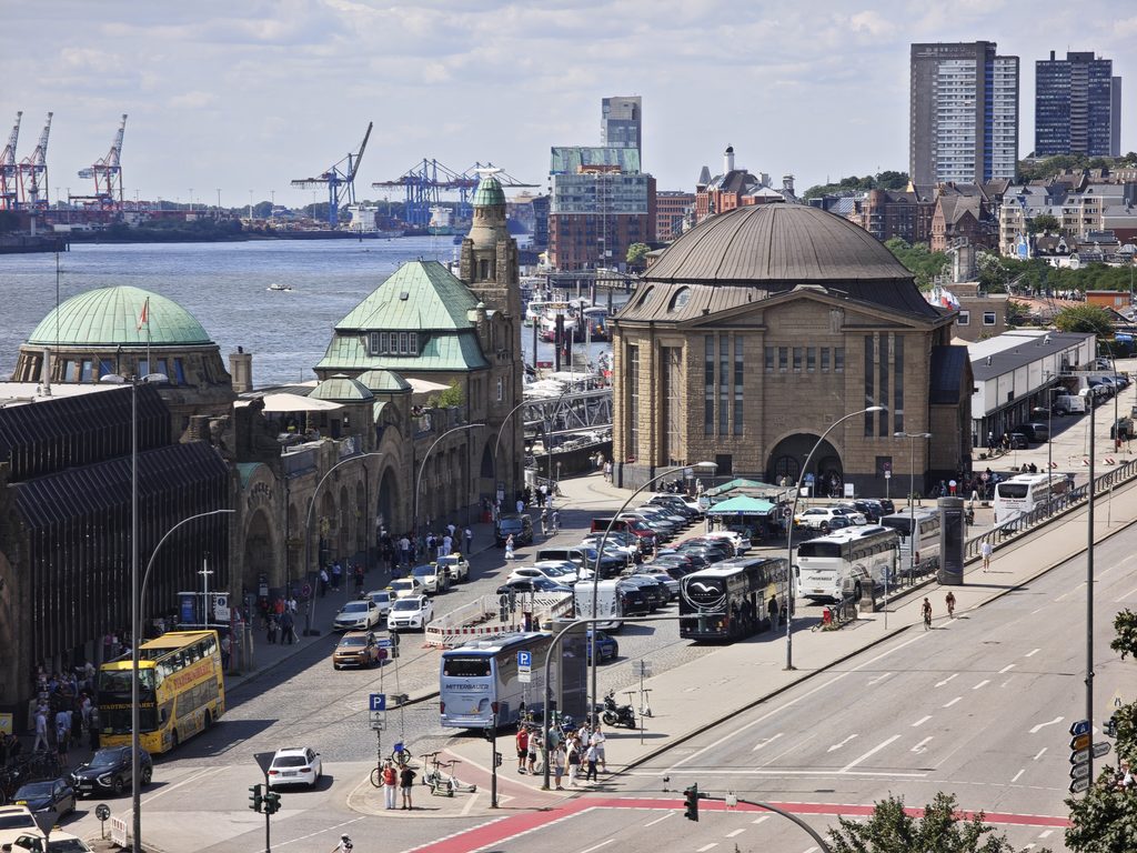 Links das Gebäude der Landungsbrücken Hamburg - in der rechten Kuppel geht in den Elbtunnel hinunter
