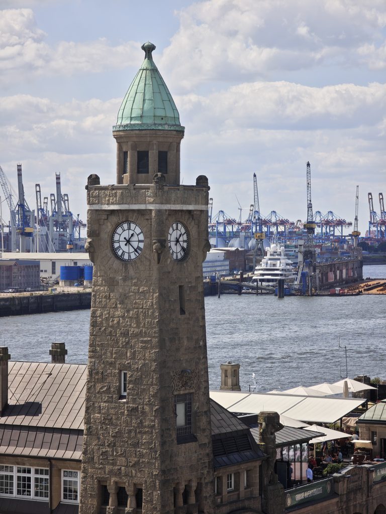 Landungsbrücken Hamburg - der Pegelturm prägt das Bild an der Elbe