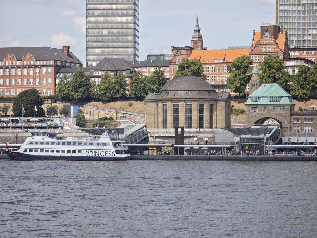 Landungsbrücken Hamburg von Steinwerder aus gesehen