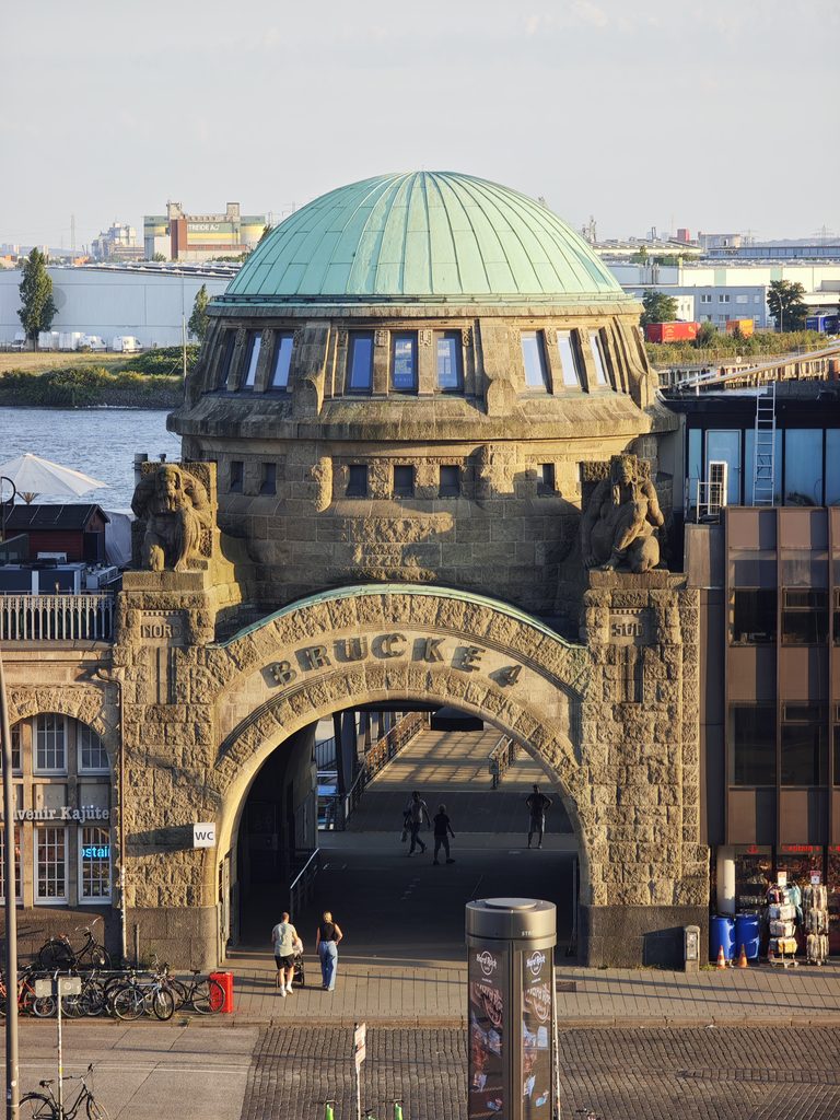 Die besonders prächtige Brücke 4 der Landungsbrücken Hamburg